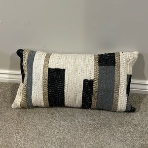 Knit horizontal accent pillow